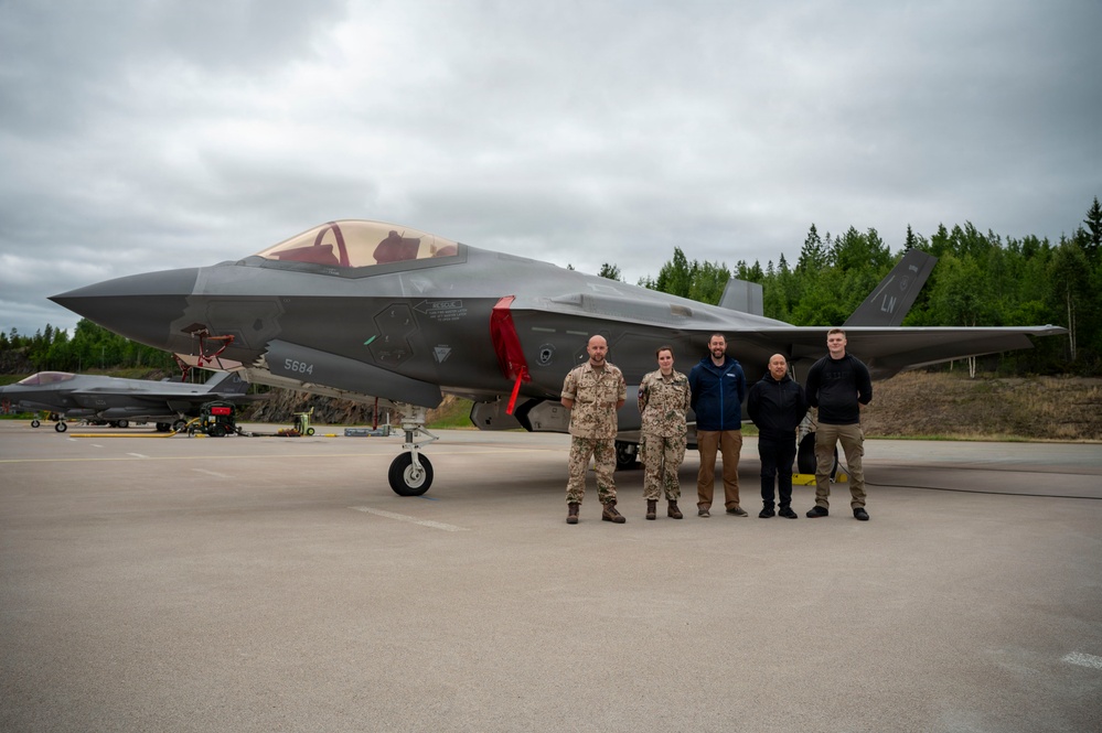 493 FGS hosts NISRF and Marine personnel during RAFL26
