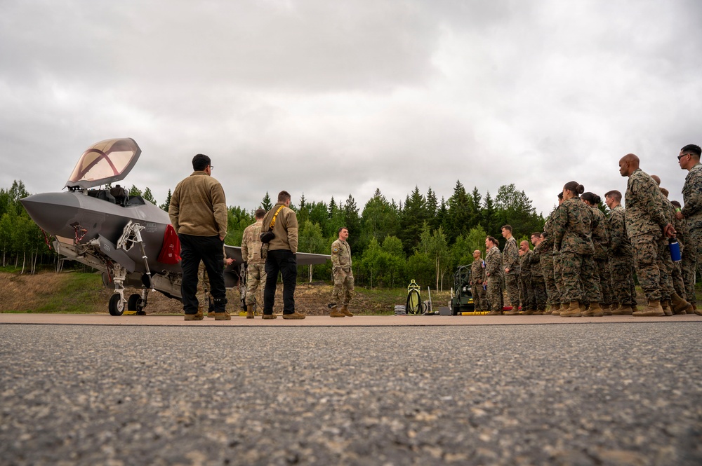 493 FGS hosts NISRF and Marine personnel during RAFL26