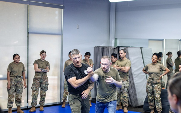 Oklahoma National Guard Soldiers take part in Choctaw Nation led combatives training