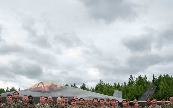 493 FGS hosts NISRF and Marine personnel during RAFL26