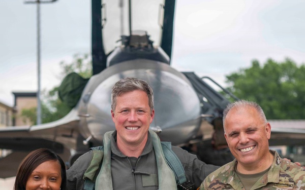 Secretary of the Army, Hon. Dan Driscoll, conducts a familiarity flight in an F-16.