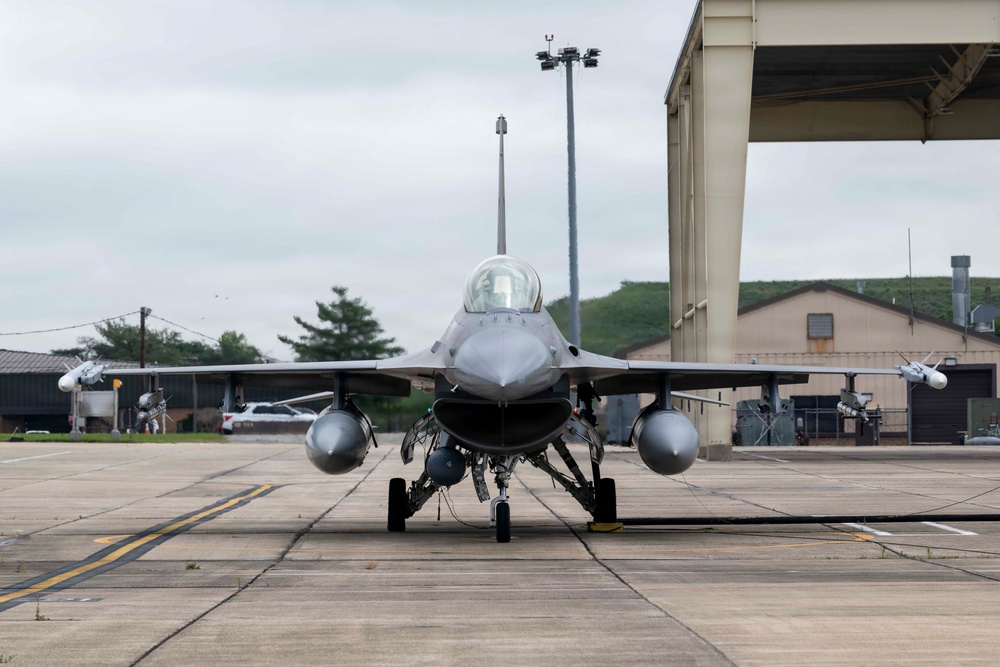 Secretary of the Army, Hon. Dan Driscoll, conducts a familiarity flight in an F-16.