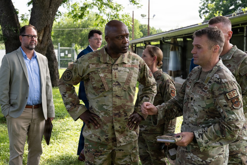 Lt Gen Bell tours JBSA Lackland MWD and Defender training units
