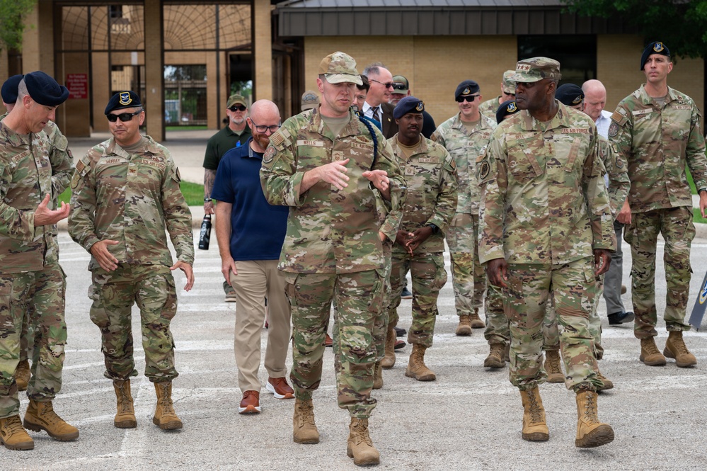 Lt Gen Bell tours JBSA Lackland MWD and Defender training units