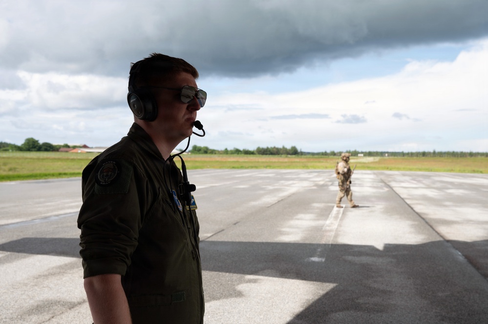 Kentucky Airmen provide tactical airlift support