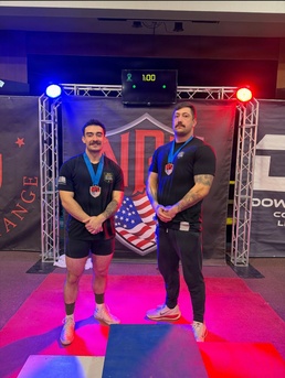 Two Soldiers’ determination sparks a drive towards powerlifting records