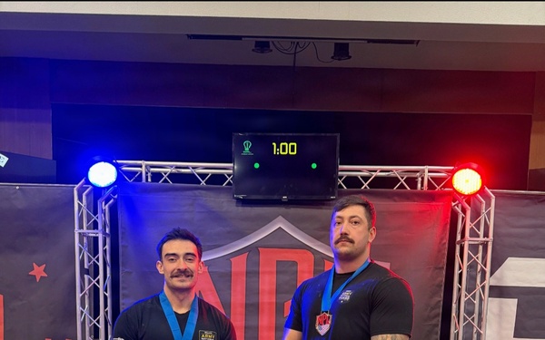Two Soldiers’ determination sparks a drive towards powerlifting records