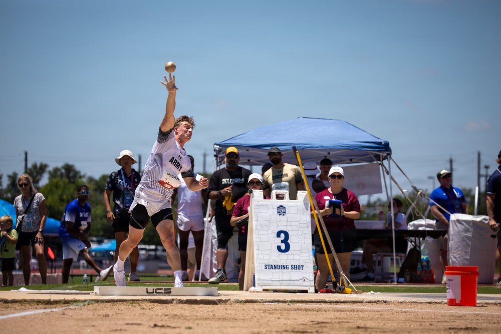 Warrior Games Athlete Throws a Shot