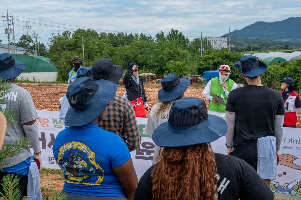 Kunsan Airmen volunteer to help local farmers