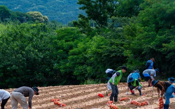 Kunsan Airmen volunteer to help local farmers