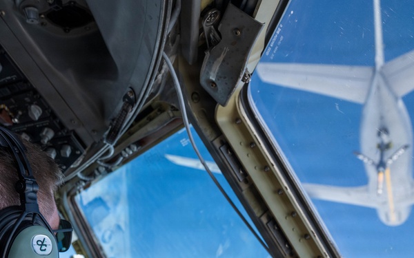 521st AMOW receives fuel from 100th ARW to maintain readiness