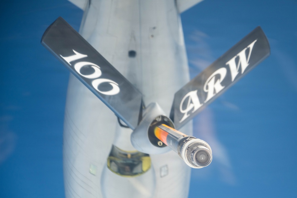 521st AMOW receives fuel from 100th ARW to maintain readiness