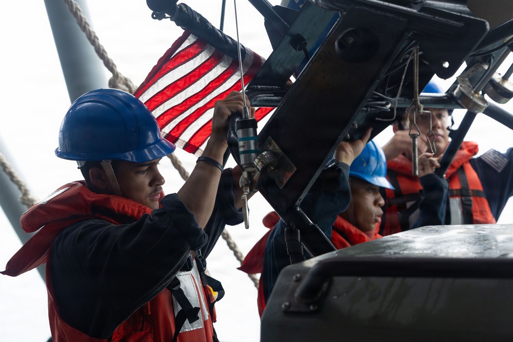 Kearsarge Conducts Small Boat Operations