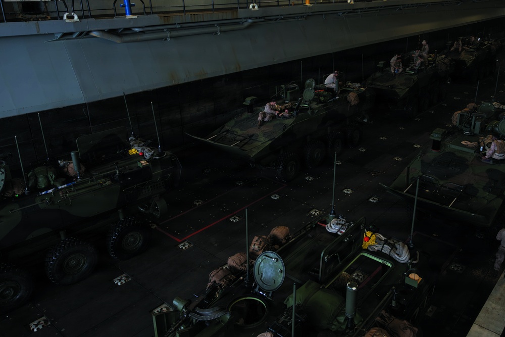 Kearsarge Conducts Well Deck Operations With 26 MEU