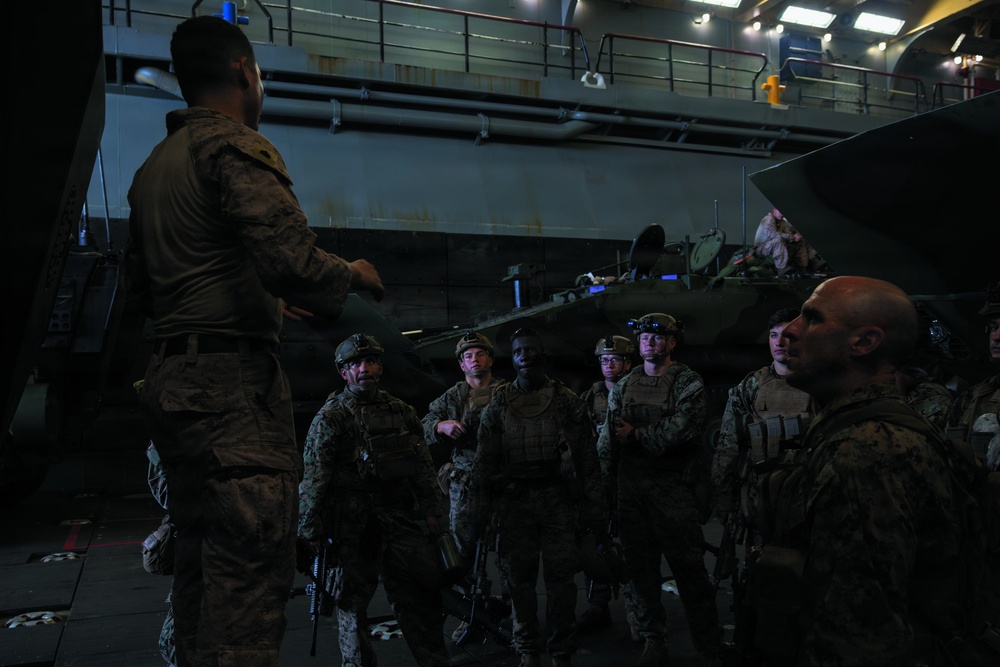 Kearsarge Conducts Well Deck Operations With 26 MEU