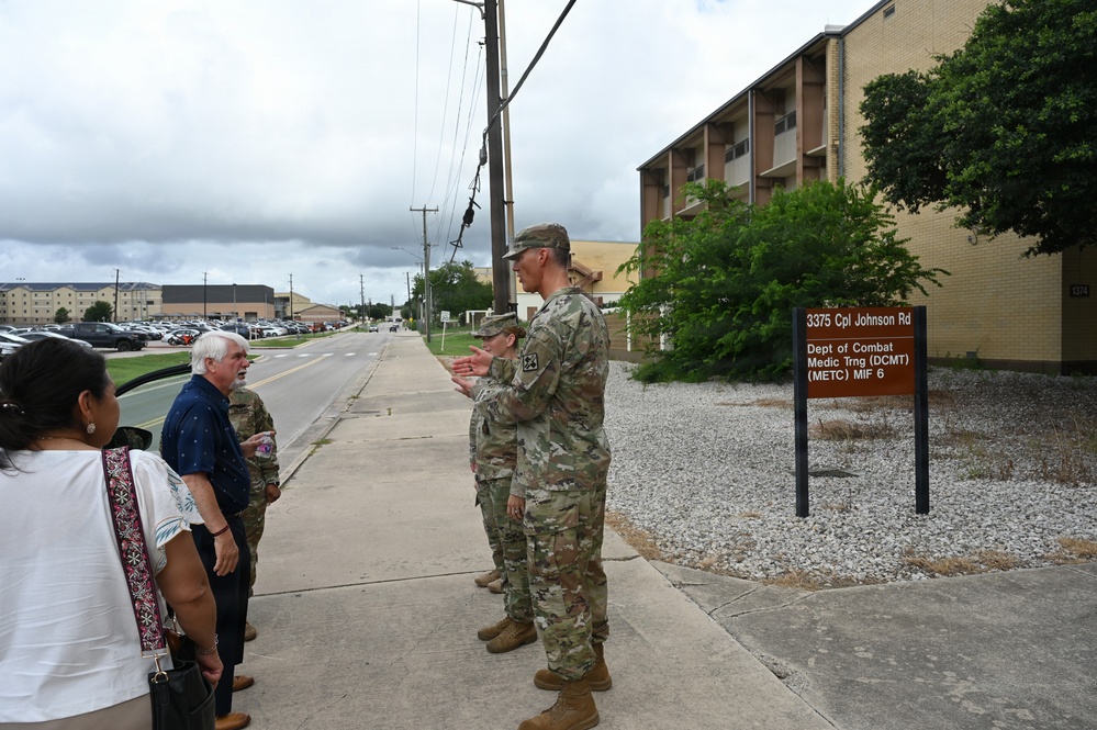 CMoH Recipient, Vietnam Combat Medic, speaks to combat medic trainees