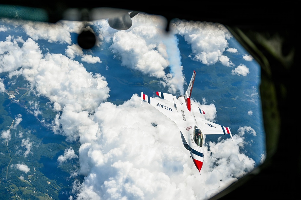 434th ARW Refuels Thunderbirds