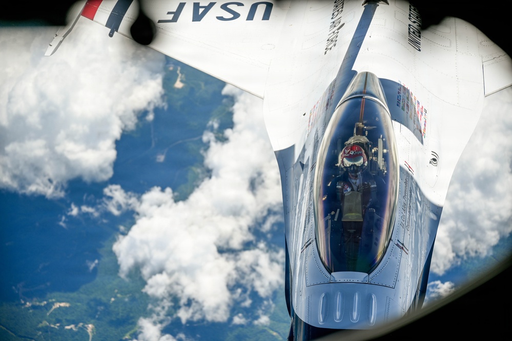 434th ARW Refuels Thunderbirds