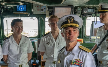 Vice Adm. Doug Perry, Commander, U.S. 2nd Fleet , vistis foreign ships.