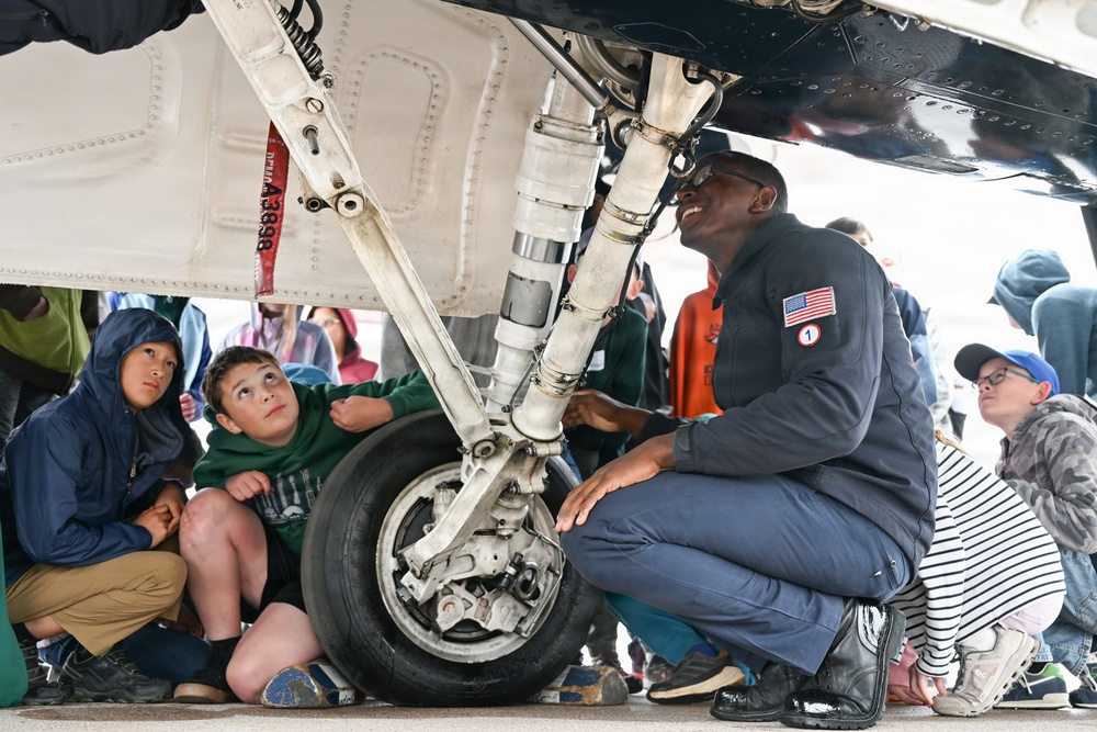 AF Thunderbirds host F-16 show-and-tell at Peterson SFB