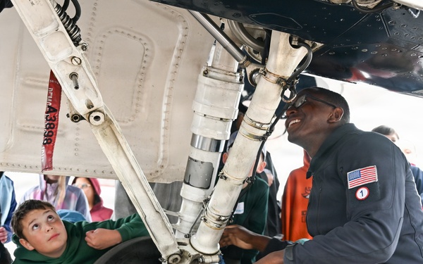 AF Thunderbirds host F-16 show-and-tell at Peterson SFB