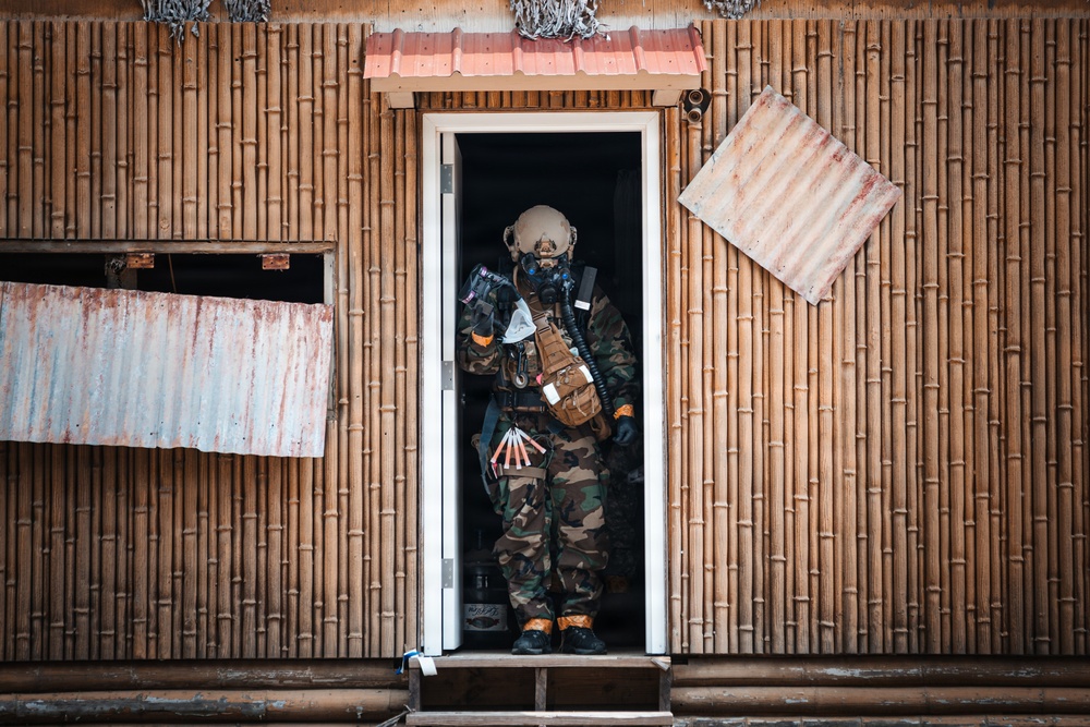 3rd SFG (A) 14th Chemical Reconnaissance Detachment and EOD demonstrate operational readiness during exercise Venom Shield