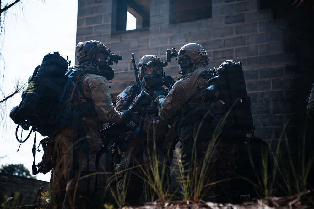 3rd SFG (A) 14th Chemical Reconnaissance Detachment and EOD demonstrate operational readiness during exercise Venom Shield
