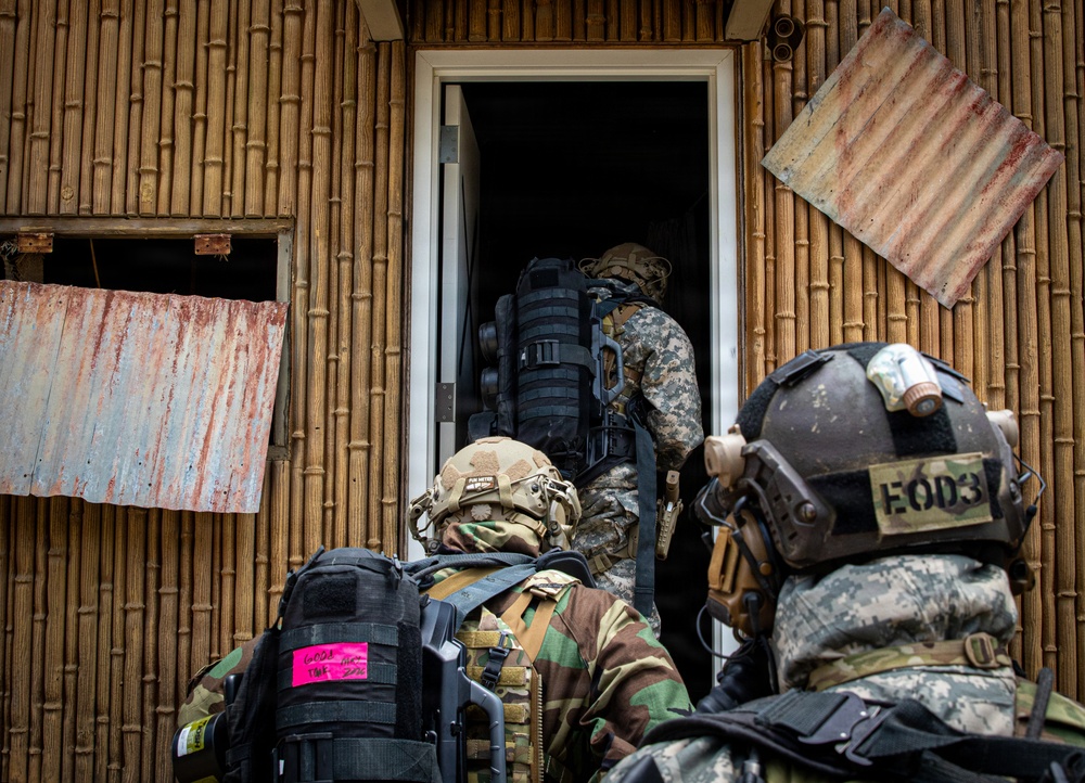 3rd SFG (A) 14th Chemical Reconnaissance Detachment and EOD demonstrate operational readiness during exercise Venom Shield