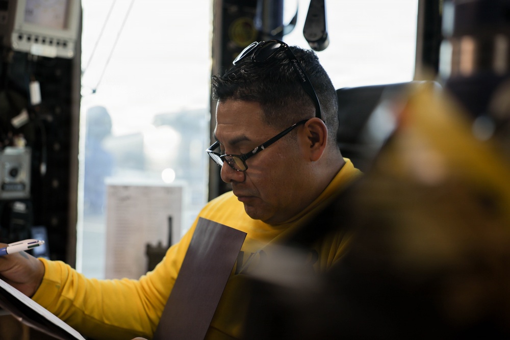 KEARSARGE CONDUCTS FLIGHT OPERATIONS