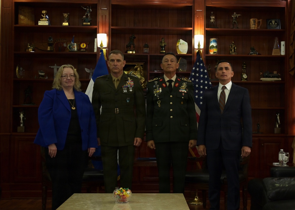 SOUTHCOM Commander visits Honduras
