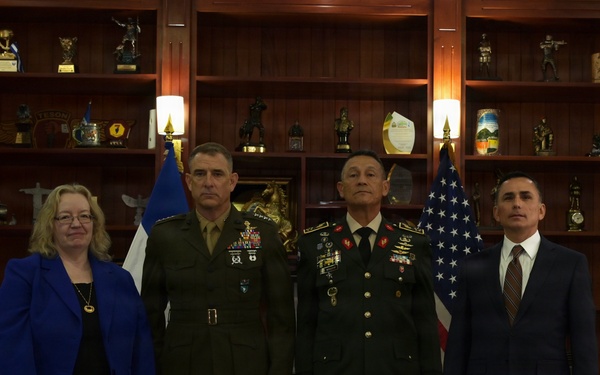 SOUTHCOM Commander visits Honduras