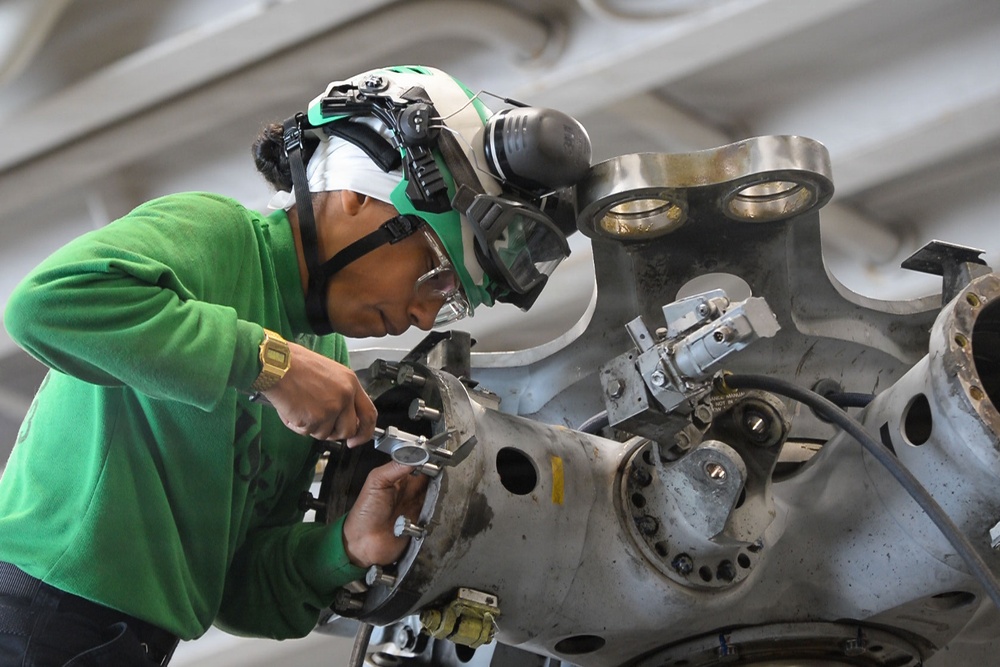 HSC-23 Performs Maintenance Aboard USS Essex