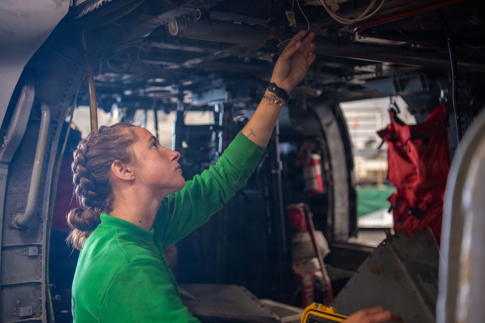 HSC-23 Performs Maintenance Aboard USS Essex