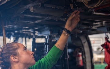 HSC-23 Performs Maintenance Aboard USS Essex