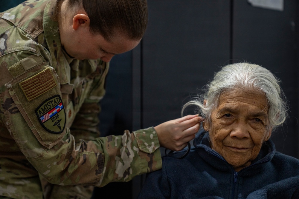 Paraguayan volunteers bridge language, care during Amistad 2026