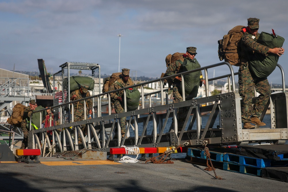 15th Marine Expeditionary Unit boards USS Essex