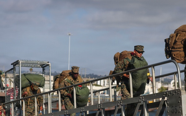 15th Marine Expeditionary Unit boards USS Essex