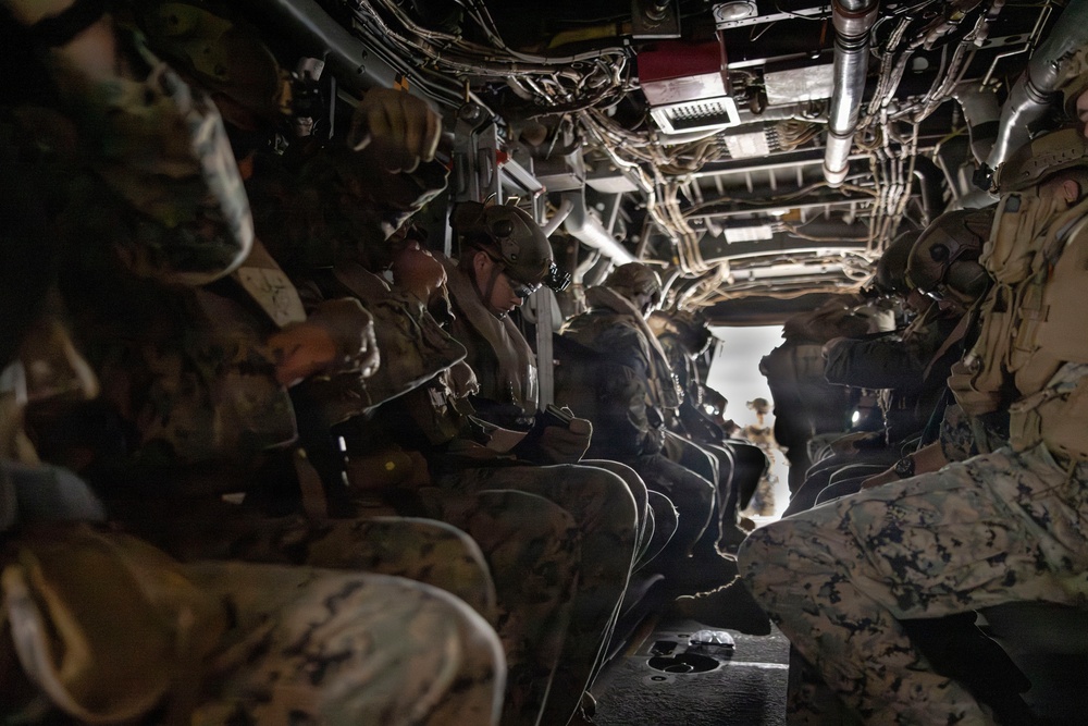 VMM-163 (REIN) and 2nd Bn., 7th Marines conduct pick up zone drills aboard USS Essex