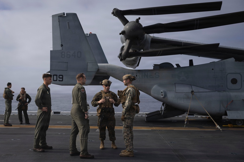 VMM-163 (REIN) and 2nd Bn., 7th Marines conduct pick up zone drills aboard USS Essex