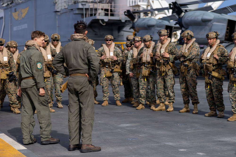 VMM-163 (REIN) and 2nd Bn., 7th Marines conduct pick up zone drills aboard USS Essex