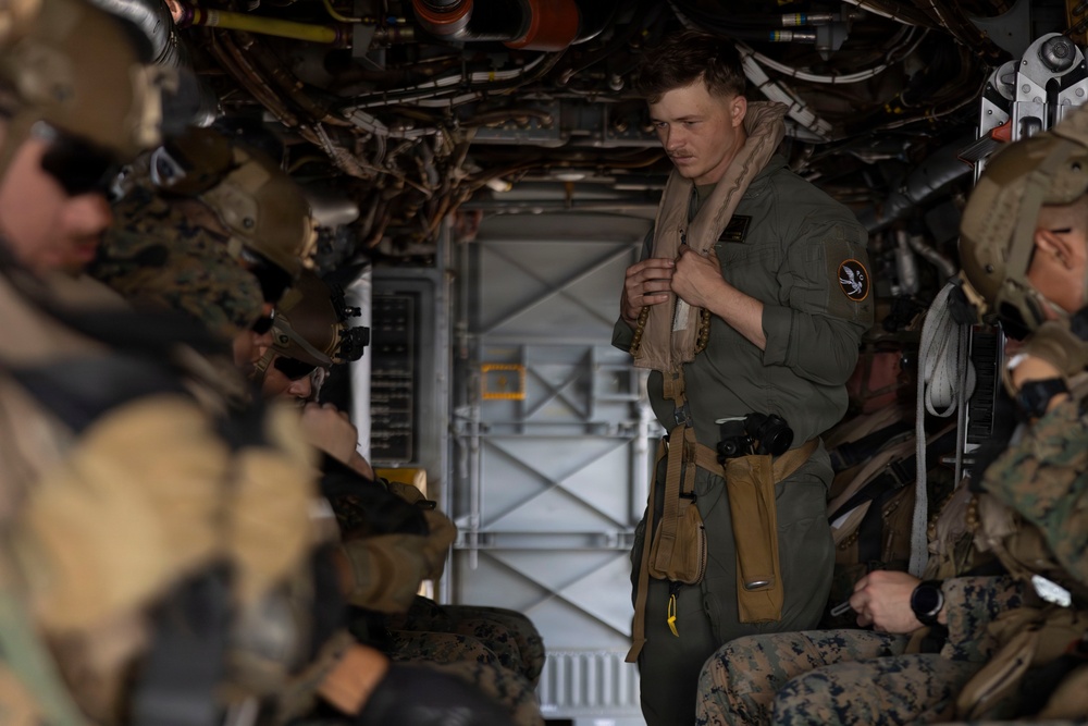 VMM-163 (REIN) and 2nd Bn., 7th Marines conduct pick up zone drills aboard USS Essex