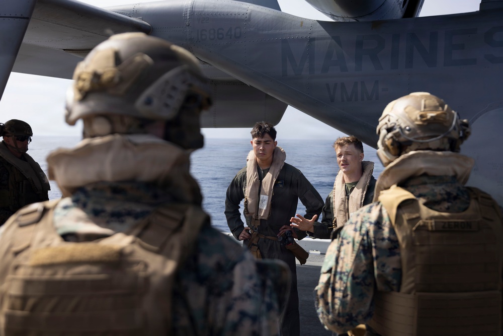 VMM-163 (REIN) and 2nd Bn., 7th Marines conduct pick up zone drills aboard USS Essex