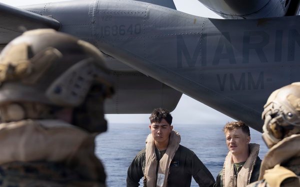 VMM-163 (REIN) and 2nd Bn., 7th Marines conduct pick up zone drills aboard USS Essex
