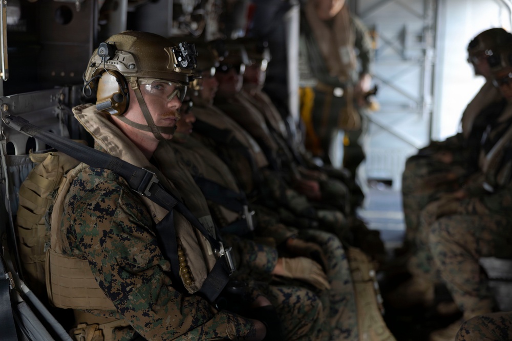 VMM-163 (REIN) and 2nd Bn., 7th Marines conduct pick up zone drills aboard USS Essex