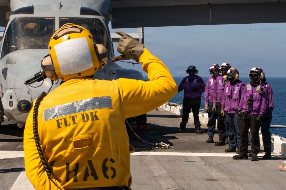 U.S. Marines, Sailors conduct deck landing qualifications aboard USS Essex