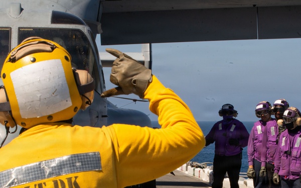 U.S. Marines, Sailors conduct deck landing qualifications aboard USS Essex