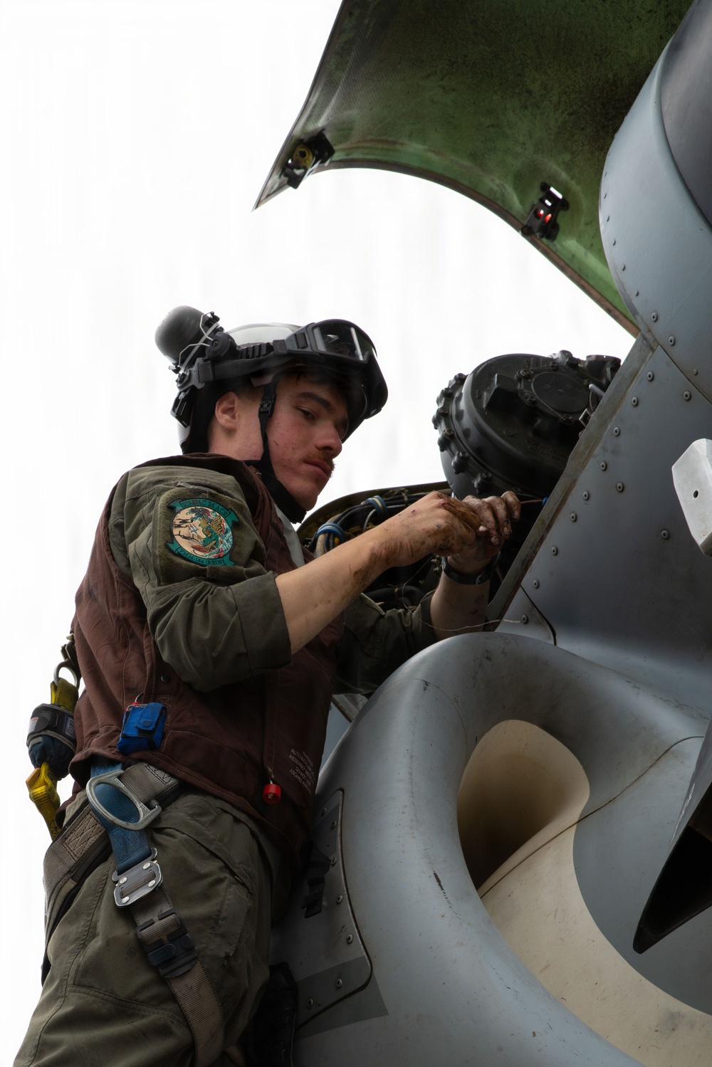 U.S. Marines, Sailors conduct deck landing qualifications aboard USS Essex