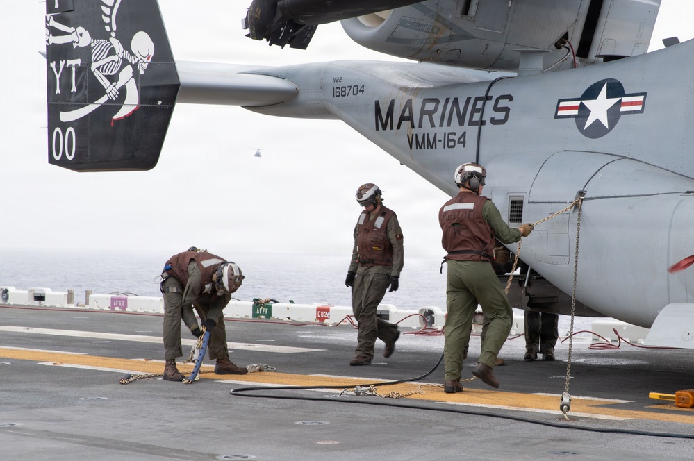 U.S. Marines, Sailors conduct deck landing qualifications aboard USS Essex