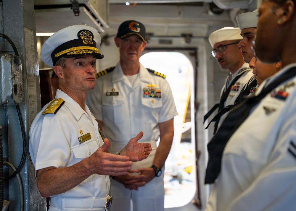 Commander, U.S 2nd Fleet visits USS Gettysburg