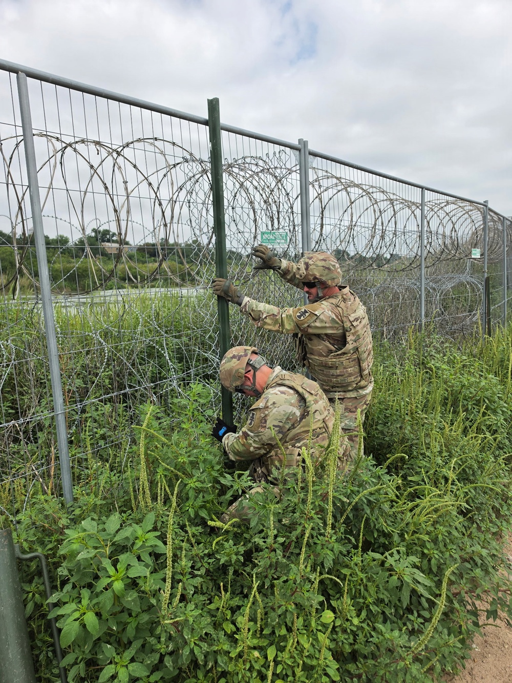 390th Engineer Company Soldiers Repair Fence Breach in Eagle Pass